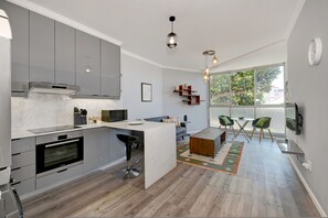 Kühlschrank, Mikrowelle, Ofen, Herdplatte