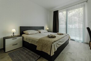 Tabla de planchar con plancha, wifi y ropa de cama 