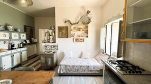 Fridge, stovetop, coffee/tea maker, electric kettle - A place to relax body and mind--and thus nourish the spirit (Umbria)