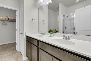 Suihku, hiustenkuivaaja, pyyhkeet