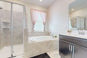 Hair dryer, towels, soap, toilet paper - Spacious 3-Bedroom/2-Bath Resort Style Condo with AC in Davenport (Davenport)