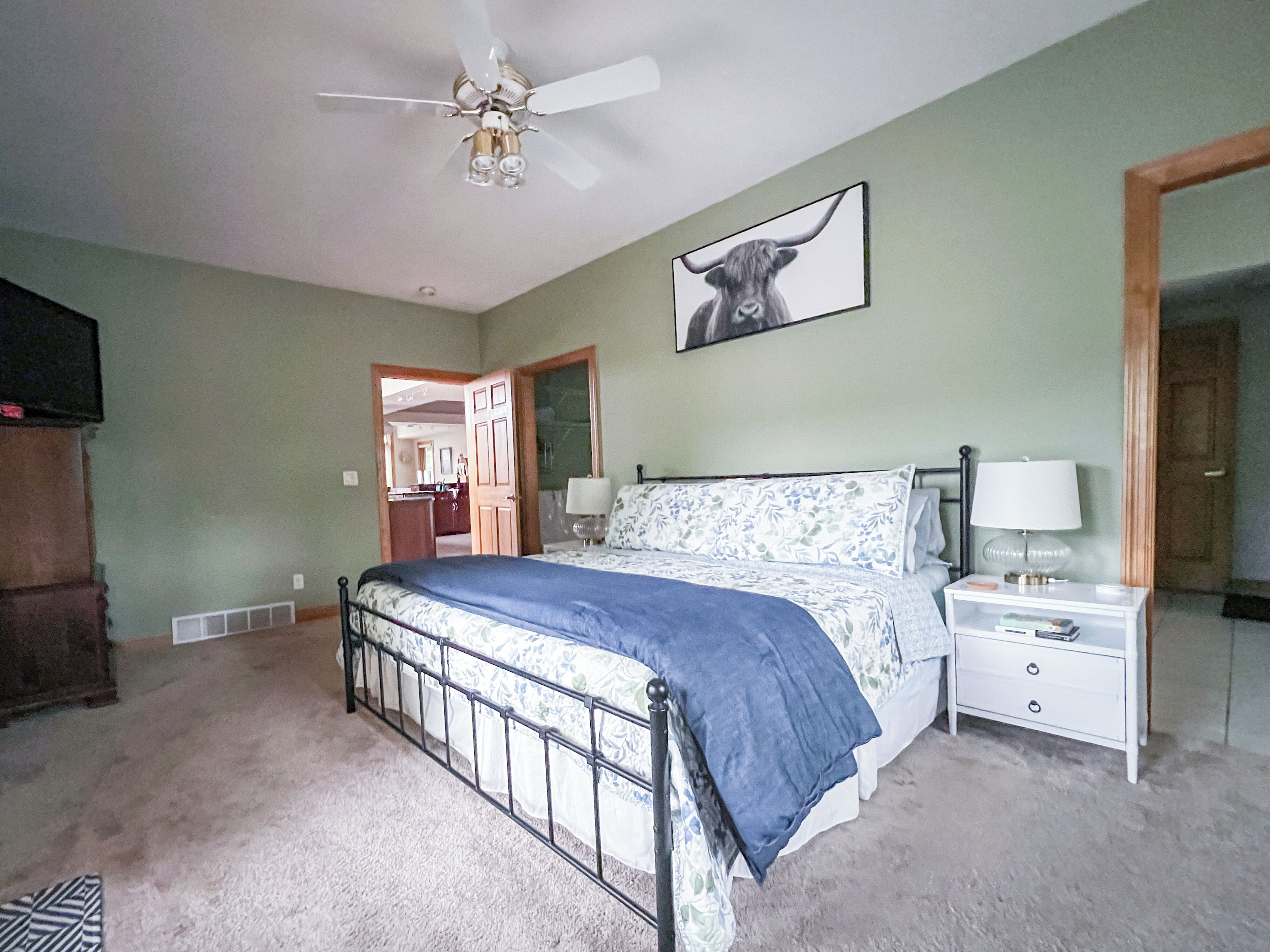 5 bedrooms, iron/ironing board, WiFi (free), bed sheets
