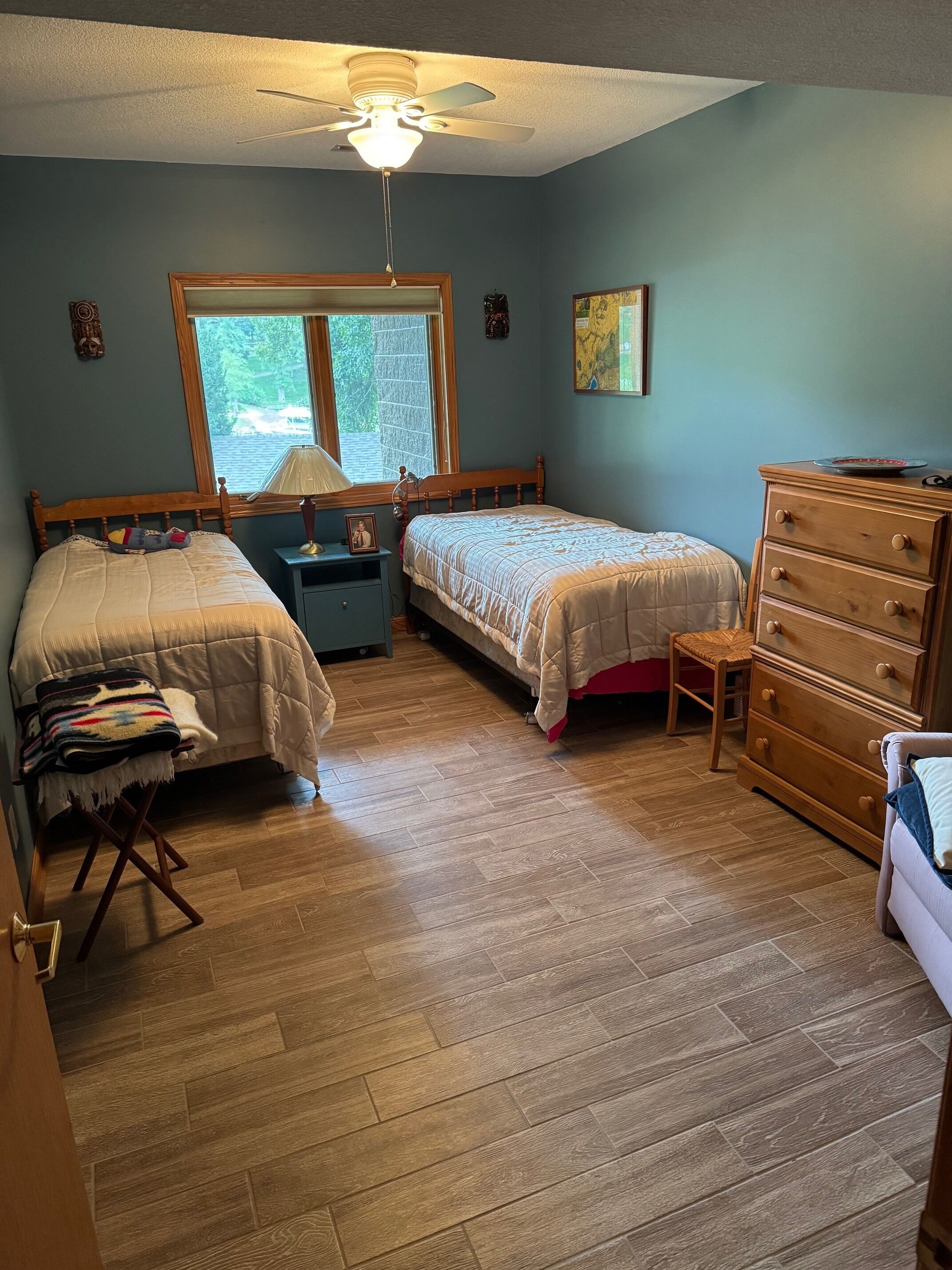 Tabla de planchar con plancha, wifi y ropa de cama 