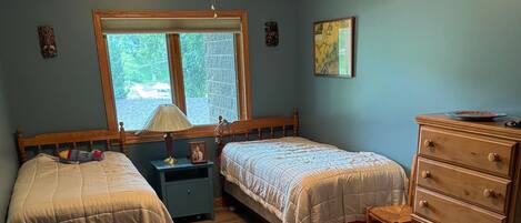 Tabla de planchar con plancha, wifi y ropa de cama