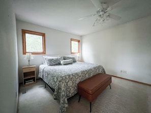 5 bedrooms, iron/ironing board, WiFi (free), bed sheets