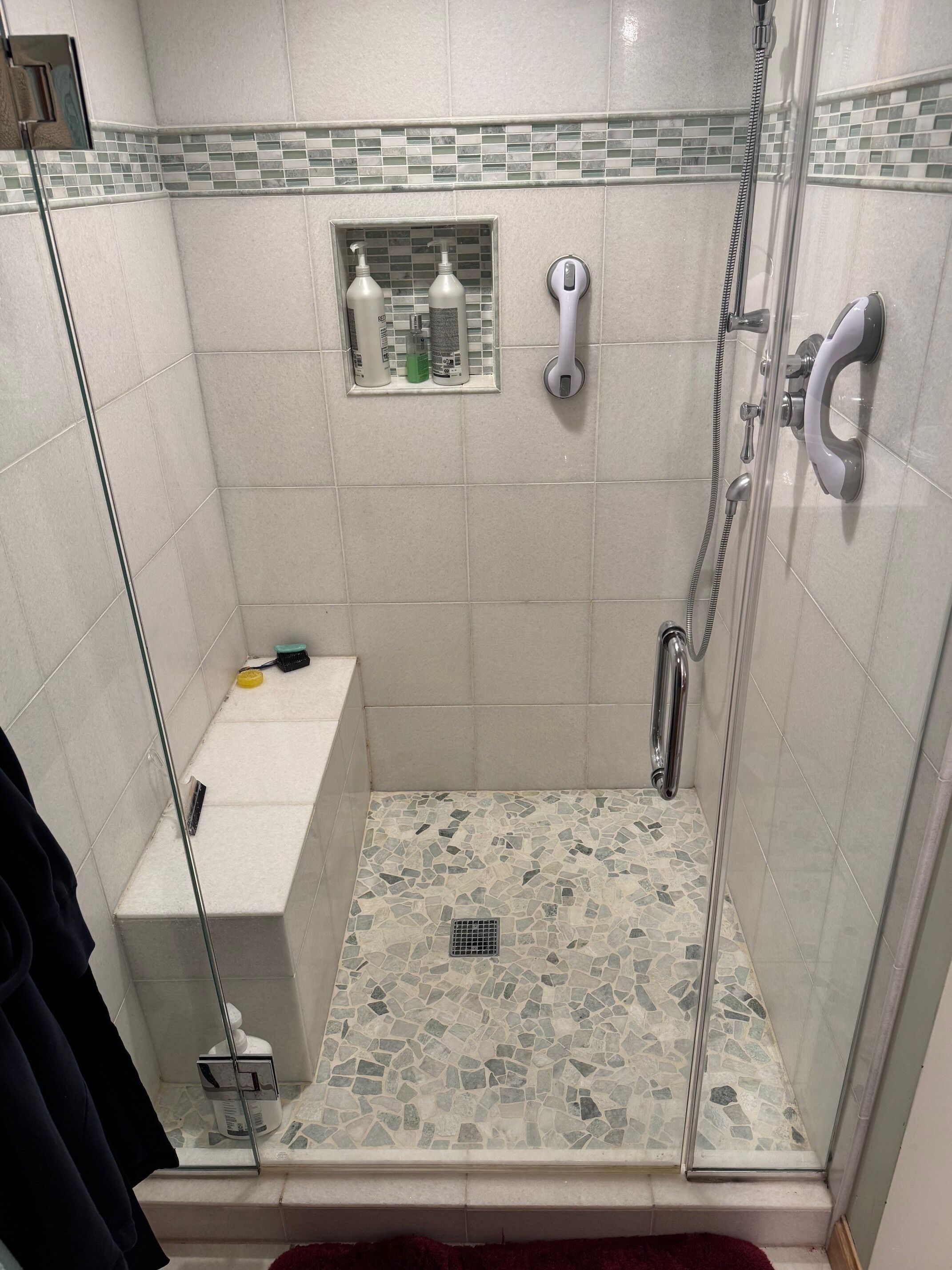 Sèche-cheveux, serviettes fournies, savon, papier toilette