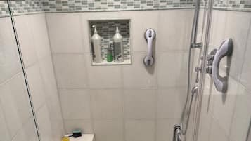 Sèche-cheveux, serviettes fournies, savon, papier toilette