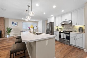 Fridge, oven, stovetop, dishwasher - Remodeled Family Friendly Home w/ Pool Table, King Bed, Parking (San Diego)