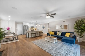 TV, fireplace - Remodeled Family Friendly Home w/ Pool Table, King Bed, Parking (San Diego)