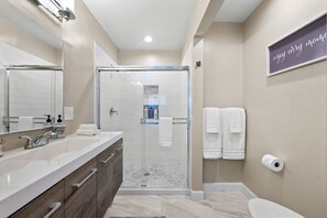 Hair dryer - Remodeled Family Friendly Home w/ Pool Table, King Bed, Parking (San Diego)