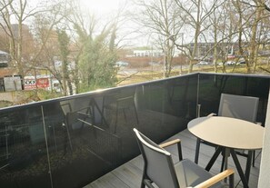 Outdoor dining - Bright First-Floor Comfort – Balcony & Parking - APOLONIAliving (Karlsruhe)