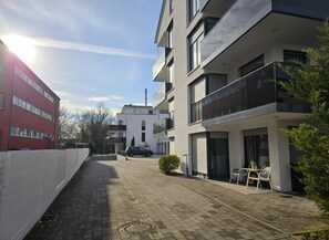 Exterior - Bright First-Floor Comfort – Balcony & Parking - APOLONIAliving (Karlsruhe)