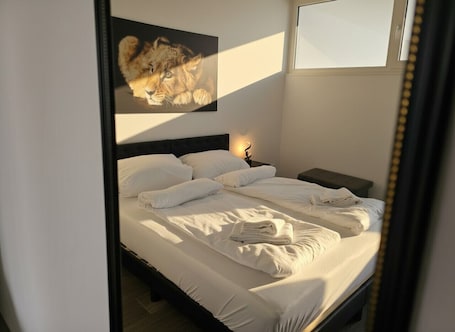1 bedroom, WiFi. Bright First-Floor Comfort – Balcony & Parking - APOLONIAliving