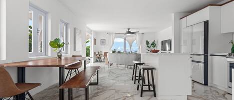 Hus – deluxe | Oppholdsområde | En 32-tommers Flatskjerm-TV med digitale kanaler