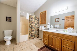 Hair dryer, towels - *Romantic Cabin w/ Hot Tub + Jacuzzi + Fireplace* (Cosby)