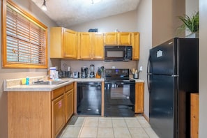 Coffee/tea maker, fridge, microwave, oven - *Romantic Cabin w/ Hot Tub + Jacuzzi + Fireplace* (Cosby)