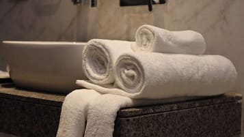 Deluxe Room | Bathroom | Shower, towels, soap, shampoo