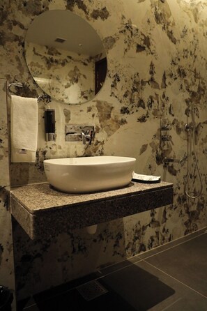 Quarto executivo | Banheiro | Chuveiro, toalhas de banho, sabonete, shampoo