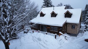 Exterior - Pine Springs Retreat + Hot-Tub & Steam Room (algonquin highlands)