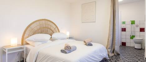 1 slaapkamer, een strijkplank/strijkijzer, wifi, beddengoed