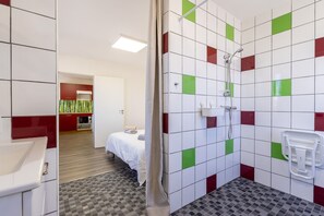 Shower, hair dryer, towels - Apartment 'L'îlot Narrossais Idéal Curistes 4' – Conciergerieland (Narrosse)
