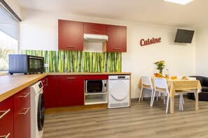 Fridge, microwave, oven, stovetop - Apartment 'L'îlot Narrossais Idéal Curistes 4' – Conciergerieland (Narrosse)