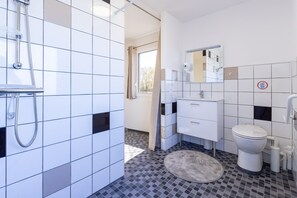 Douche, sèche-cheveux, serviettes fournies