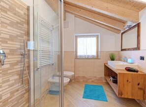 Een douche, een haardroger, een bidet, zeep