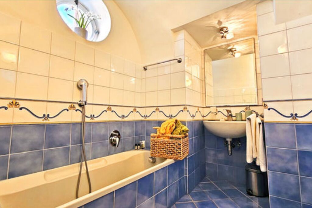 Ducha, secador de pelo, toallas, jabón