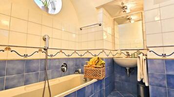 Ducha, secador de pelo, toallas, jabón