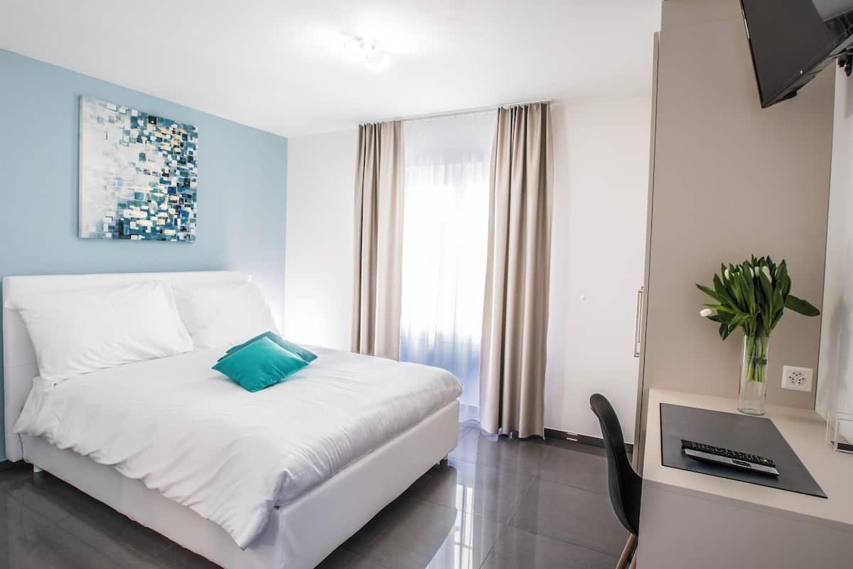 Habitación doble Confort | Escritorio, espacio para trabajar con laptop y wifi gratis