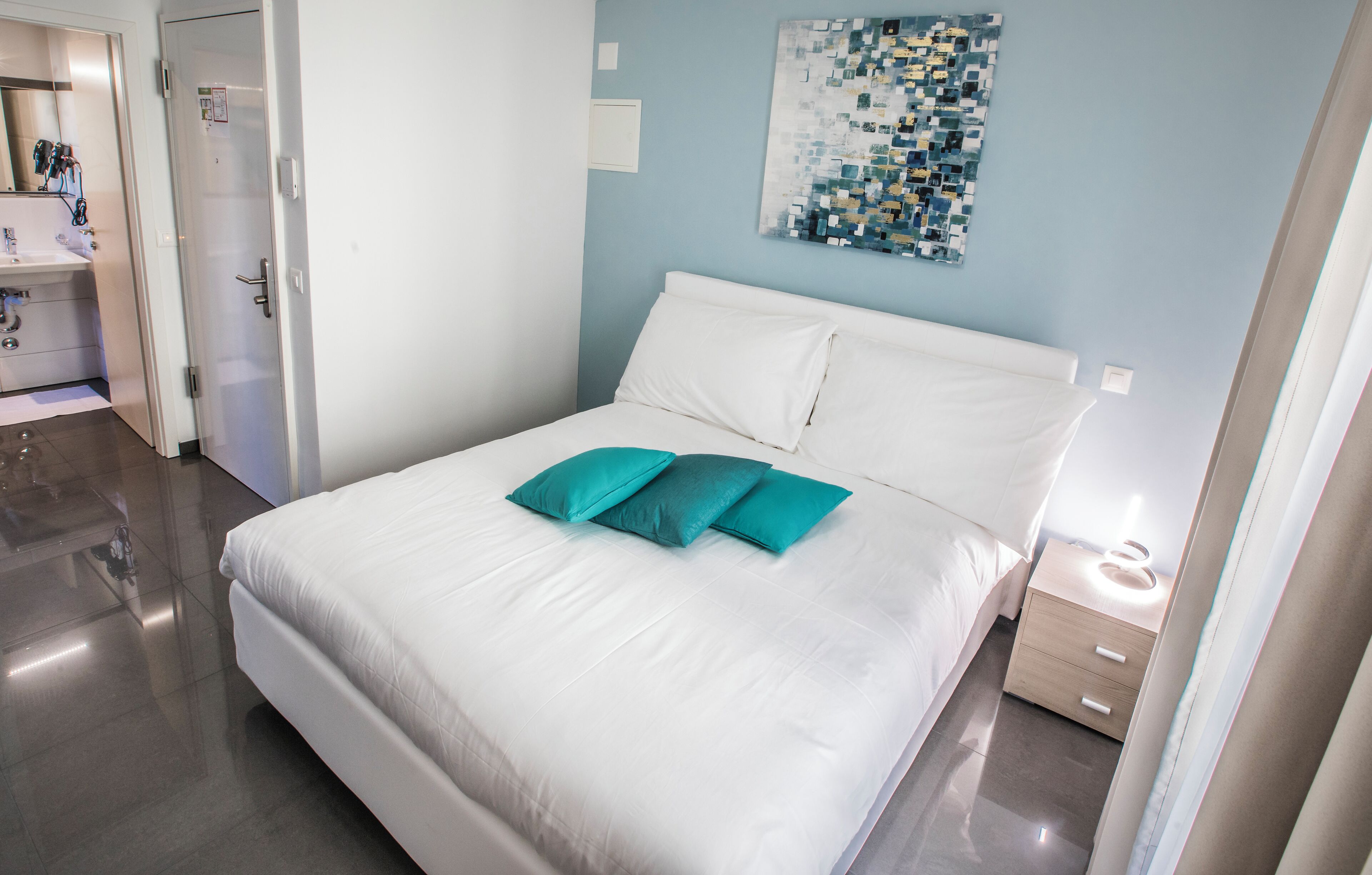 コンフォート ダブルルーム | デスク、ノートパソコン用作業スペース、WiFi (無料)