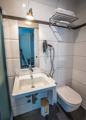 Comfort Double Room | Bathroom | Hair dryer, slippers, towels, soap - Hotel Kernhof Self Check-in (Zürich)