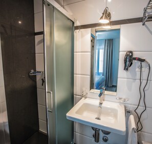 Comfort Double Room | Bathroom | Hair dryer, towels, soap, shampoo - Hotel Kernhof Self Check-in (Zürich)