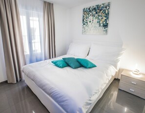Comfort Double Room | Meja, ruang kerja komputer riba, Wi-fi percuma 