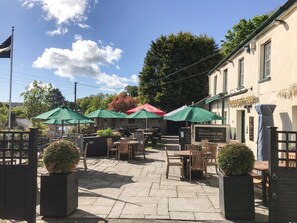 Outdoor dining - Orchard View (St Austell)