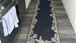 Een moderne keuken met een roestvrijstalen koelkast, een inbouwoven en een granieten aanrecht.