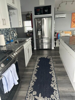 冷蔵庫、電子レンジ、オーブン、コンロ