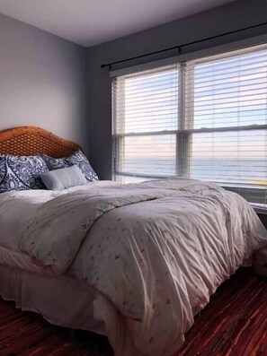 Iron/ironing board, WiFi, bed sheets - Westhampton Beach Waterfront (West Hampton Dunes)