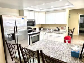 Fridge, microwave, oven, stovetop - Sunlit Escape • Pool • Perfect for Big Groups (Safety Harbor)