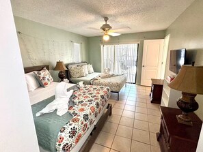 4 bedrooms, iron/ironing board, free WiFi, bed sheets - Sunlit Escape • Pool • Perfect for Big Groups (Safety Harbor)