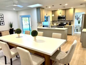 Dining - Luxury Modern Villa - Pool & BBQ - Sleeps 12 (Tampa)