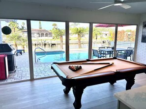 Games room - Luxury Modern Villa - Pool & BBQ - Sleeps 12 (Tampa)