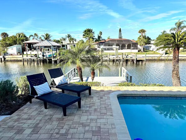 Outdoor pool, a heated pool - Luxury Modern Villa - Pool & BBQ - Sleeps 12 (Tampa)