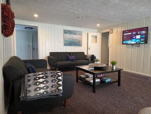 Smart TV - Spacious 4-bed 2-bath ranch in Rochester, Game room near RIT and Genesee river. (Rochester)