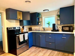 Fridge, microwave, oven, stovetop - Spacious 4-bed 2-bath ranch in Rochester, Game room near RIT and Genesee river. (Rochester)