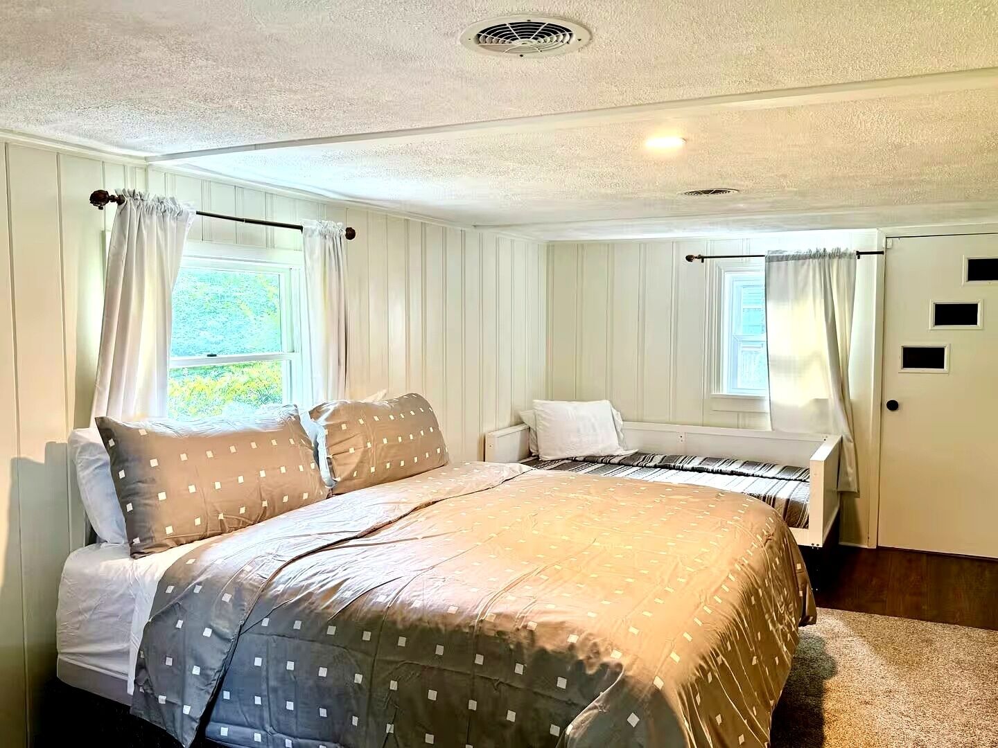 4 bedrooms, desk, iron/ironing board, travel cot