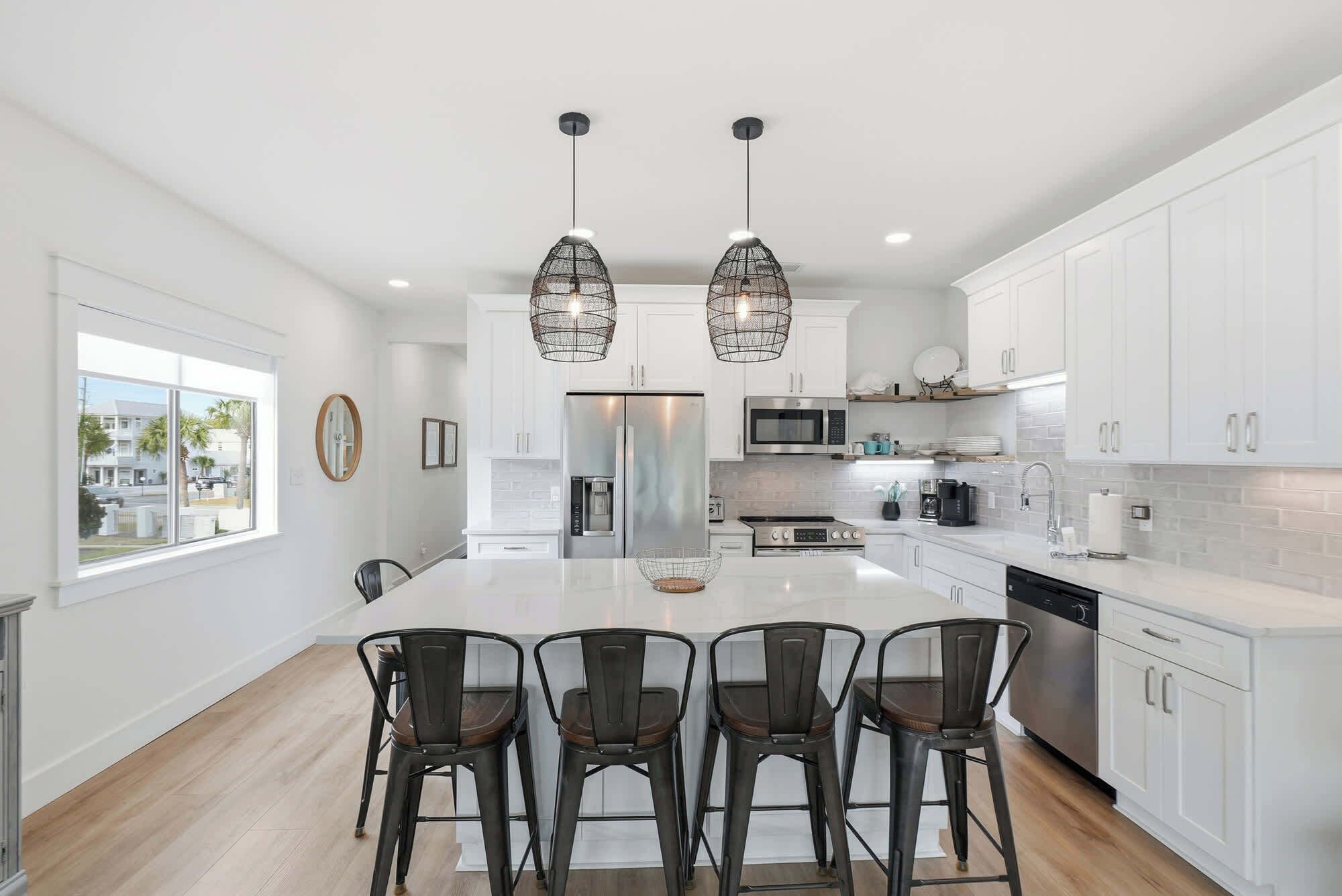 Een koelkast, een microgolfoven, een kookplaat, een vaatwasser