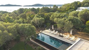 Outdoor pool, a heated pool - Contemporary sea-view villa with large infinity pool and walking distance to the beach (Zonza)