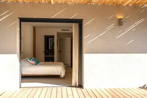 5 bedrooms, iron/ironing board, travel cot, free WiFi - Contemporary sea-view villa with large infinity pool and walking distance to the beach (Zonza)